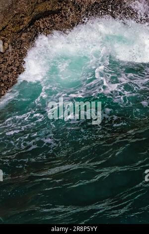 Meerwasser aus Klippen nach einer Crashwelle, Cape Flattery Trail, Makah Nation, Washington State, USA [nur redaktionelle Lizenzierung] Stockfoto