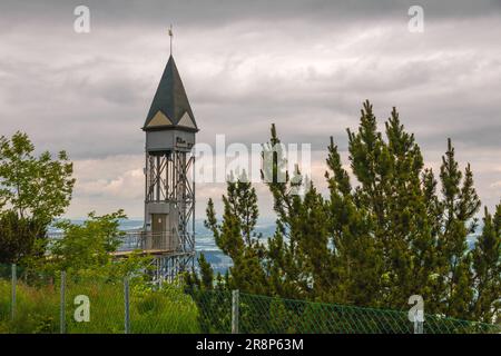 Schöne Nahaufnahme des Hammetschwand Lifts auf dem Gipfel des Berges Bürgenstock. Der Aufzug transportiert Passagiere 153 m hoch zum Gipfel und hält... Stockfoto