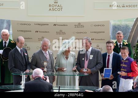 Ascot, Berkshire, Großbritannien. 22. Juni 2023. Der King and Queen's Horse Desert Hero gewann heute die King George V Stakes im Royal Ascot. König Charles und Königin Camilla sahen sehr glücklich aus, da sie ihren ersten königlichen Ascot-Sieg seit ihrer Krone zum König und zur Königin hatten. HRH der Herzog von Kent überreichte den Pokal dem König und der Königin im Parade Ring zusammen mit dem Gewinner-Jockey Tom Marquand und dem Gewinner-Trainer William Haggas. Kredit: Maureen McLean/Alamy Live News Stockfoto