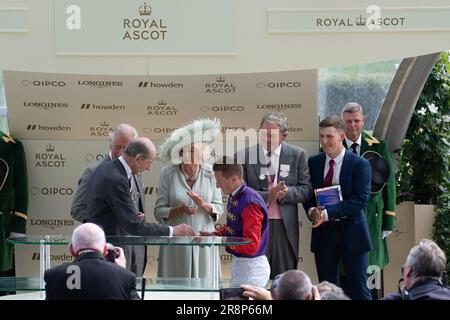 Ascot, Berkshire, Großbritannien. 22. Juni 2023. Der King and Queen's Horse Desert Hero gewann heute die King George V Stakes im Royal Ascot. König Charles und Königin Camilla sahen sehr glücklich aus, da sie ihren ersten königlichen Ascot-Sieg seit ihrer Krone zum König und zur Königin hatten. HRH der Herzog von Kent überreichte den Pokal dem König und der Königin im Parade Ring zusammen mit dem Gewinner-Jockey Tom Marquand und dem Gewinner-Trainer William Haggas. Kredit: Maureen McLean/Alamy Live News Stockfoto