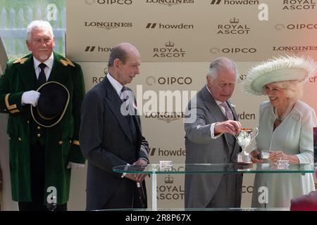 Ascot, Berkshire, Großbritannien. 22. Juni 2023. Der King and Queen's Horse Desert Hero gewann heute die King George V Stakes im Royal Ascot. König Charles und Königin Camilla sahen sehr glücklich aus, da sie ihren ersten königlichen Ascot-Sieg seit ihrer Krone zum König und zur Königin hatten. HRH der Herzog von Kent überreichte den Pokal dem König und der Königin im Parade Ring zusammen mit dem Gewinner-Jockey Tom Marquand und dem Gewinner-Trainer William Haggas. Kredit: Maureen McLean/Alamy Live News Stockfoto