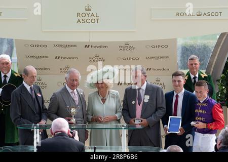 Ascot, Berkshire, Großbritannien. 22. Juni 2023. Der King and Queen's Horse Desert Hero gewann heute die King George V Stakes im Royal Ascot. König Charles und Königin Camilla sahen sehr glücklich aus, da sie ihren ersten königlichen Ascot-Sieg seit ihrer Krone zum König und zur Königin hatten. HRH der Herzog von Kent überreichte den Pokal dem König und der Königin im Parade Ring zusammen mit dem Gewinner-Jockey Tom Marquand und dem Gewinner-Trainer William Haggas. Kredit: Maureen McLean/Alamy Live News Stockfoto