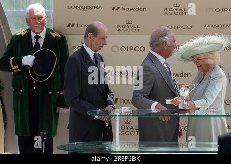 Ascot, Berkshire, Großbritannien. 22. Juni 2023. Der King and Queen's Horse Desert Hero gewann heute die King George V Stakes im Royal Ascot. König Charles und Königin Camilla sahen sehr glücklich aus, da sie ihren ersten königlichen Ascot-Sieg seit ihrer Krone zum König und zur Königin hatten. HRH der Herzog von Kent überreichte den Pokal dem König und der Königin im Parade Ring zusammen mit dem Gewinner-Jockey Tom Marquand und dem Gewinner-Trainer William Haggas. Kredit: Maureen McLean/Alamy Live News Stockfoto