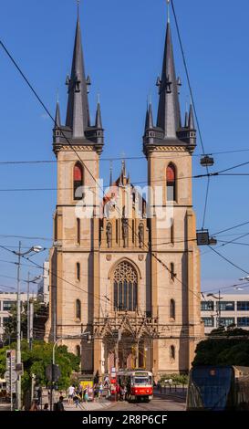 PRAG, TSCHECHISCHE REPUBLIK, EUROPA - Kirche des Heiligen Antonius von Padua und Straßenbahn- und Straßenszene, am Strossmayer Platz. Stockfoto