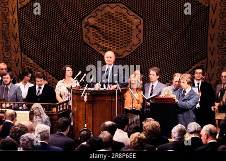 Peter Wilson Auktionator 1970s London UK. Sothebys-Auktion der Kunstsammlung Robert von Hirsch. Peter Wilson Auktionator Chairman in ihrem Auktionshaus in der Bond Street. London, England 26. Juni 1978. 70er Jahre HOMER SYKES Stockfoto