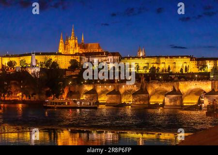 PRAG, TSCHECHISCHE REPUBLIK, EUROPA - Prager Skyline bei Nacht mit Karlsbrücke, Prager Burg und St. Veitsdom und Burgviertel, Hradcany, ON Stockfoto