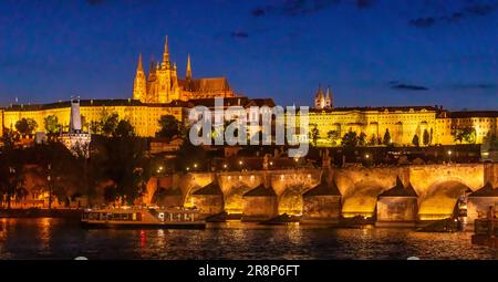 PRAG, TSCHECHISCHE REPUBLIK, EUROPA - Prager Skyline bei Nacht mit Karlsbrücke, Prager Burg und St. Veitsdom und Burgviertel, Hradcany, ON Stockfoto