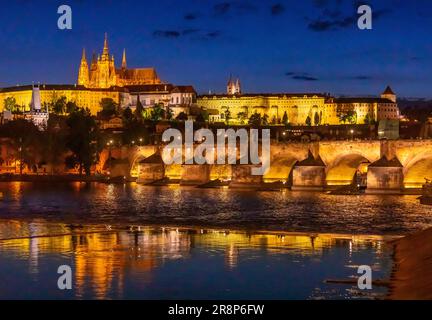 PRAG, TSCHECHISCHE REPUBLIK, EUROPA - Prager Skyline bei Nacht mit Karlsbrücke, Prager Burg und St. Veitsdom und Burgviertel, Hradcany, ON Stockfoto