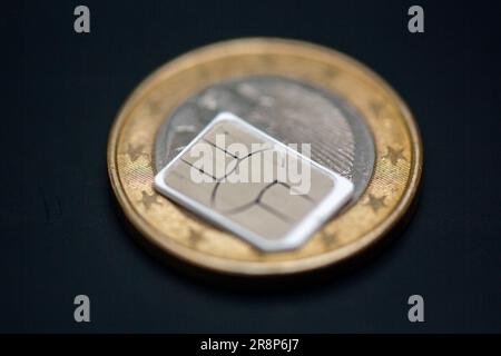 Berlin, Deutschland. 22. Juni 2023. Eine SIM-Karte liegt auf einer 1-Euro-Münze. Kredit: Fernando Gutierrez-Juarez/dpa/Alamy Live News Stockfoto