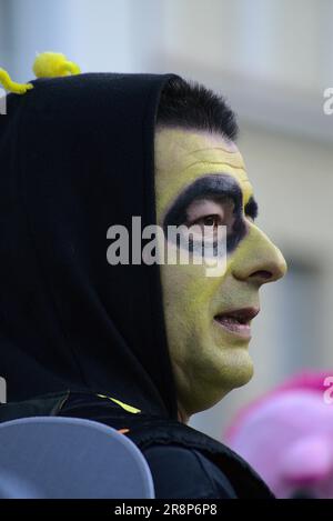 Ein Mann, der während der jährlichen Karnevalsparade in Terlan, Südtirol, Italien, ein Kostüm trägt Stockfoto