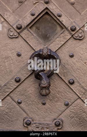 PRAG, TSCHECHISCHE REPUBLIK, EUROPA - ST. Veitsdom, kunstvoll verzierter Türklopfer aus Metall. Stockfoto