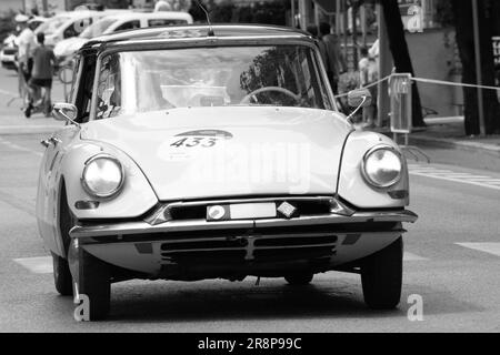 Pesaro , ITALIEN - 14. juni - 2023 : CITROEN DS 19 1957 auf einem alten Rennwagen in der Rallye Mille Miglia 2023 das berühmte historische rennen italiens (1927-1957) Stockfoto