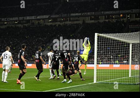 Torhüter Tatarusanu von AC Mailand speichert den Ball während des UEFA Champions League-Spiels AC Mailand gegen Tottenham Stockfoto