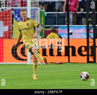 St. Louis, USA. 21. Juni 2023. Real Salt Lake Defender Justen Happy (15) Pässe. STL City spielte Real Salt Lake am 21. Juni 2023 in einem Major League Soccer-Spiel im CITY Park Stadium in St. Louis, MO, USA. Foto: Tim Vizer/Sipa USA Kredit: SIPA USA/Alamy Live News Stockfoto