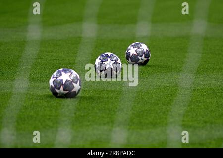 Offizieller UEFA Champions League-Ball auf dem Spielfeld Stockfoto