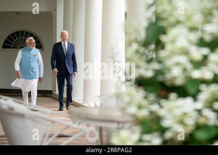 Washington, Usa. 22. Juni 2023. Washington, DC, am 22. Juni 2023. Präsident Joe Biden und Indiens Premierminister Narendra Modi gehen durch die Kolonnaden des Weißen Hauses, bevor sie sich im Oval Office während eines Staatsbesuchs in Washington, DC, am 22. Juni 2023 treffen. Foto: Stephani Reynolds/UPI Credit: UPI/Alamy Live News Stockfoto