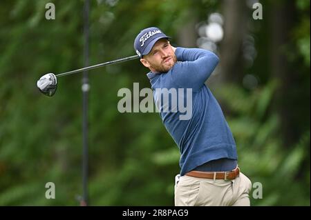 Cromwell, Connecticut. 22. Juni 2023: Wyndham Clark schlägt während der Eröffnungsrunde der Travelers Golf Championship in den TPC River Highlands in Cromwell, Connecticut, auf dem 12. Loch ab. Gregory Vasil/CSM(Kreditbild: © Gregory Vasil/Cal Sport Media) Stockfoto