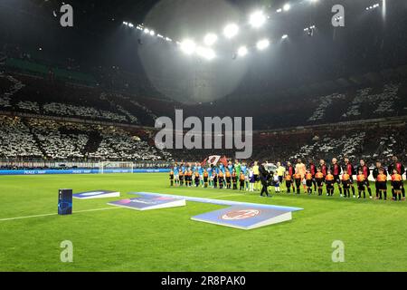 Fußballspieler betreten das Stadionfeld von San Siro während des UEFA Champions League-Spiels AC Mailand gegen Neapel Stockfoto