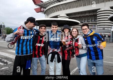 Die Fans von AC Mailand und Inter Mailand versammeln sich vor dem Halbfinale der UEFA Champions League vor dem Stadion von San Siro Stockfoto