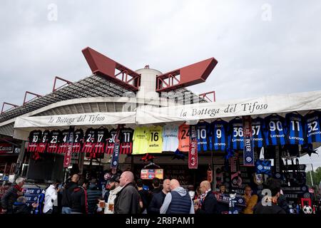 Das Merchandising von AC Mailand und Inter Mailand steht vor dem Halbfinale der UEFA Champions League vor dem Stadion San Siro zum Verkauf Stockfoto