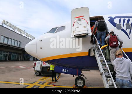 ALGHERO, ITALIEN - 30. MAI 2023: Passagiere steigen in das Flugzeug Boeing 737-800 der Billigfluggesellschaft Ryanair über Treppen vom Flughafen Tarmac. Stockfoto