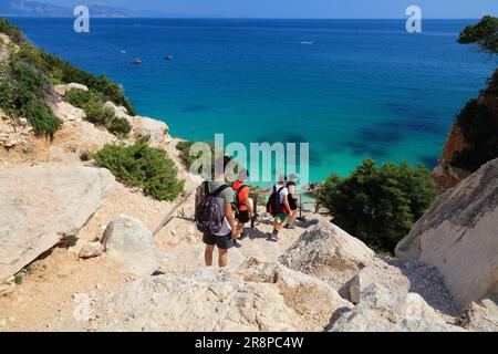 CALA GOLORITZE, ITALIEN - 28. MAI 2023: Touristen wandern zum Strand Cala Goloritze in Baunei (Provinz Ogliastra) auf der Insel Sardinien. Stockfoto