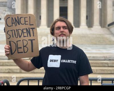 22. Juni 2023, Washington, District of Columbia, USA: NICK MARCIL reiste aus Philadelphia, um Präsident Biden und die USA zu besuchen Kongress, um die Schulden der Studenten zu streichen und einen Weg zu einem College ohne Studiengebühren zu bauen. Er ist Teil des Debt Collective, einer Organisation, die sich für den Schuldenerlass peopleÃs. (Kreditbild: © Sue Dorfman/ZUMA Press Wire) NUR REDAKTIONELLE VERWENDUNG! Nicht für den kommerziellen GEBRAUCH! Stockfoto