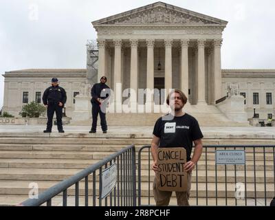 22. Juni 2023, Washington, District of Columbia, USA: NICK MARCIL reiste aus Philadelphia, um Präsident Biden und die USA zu besuchen Kongress, um die Schulden der Studenten zu streichen und einen Weg zu einem College ohne Studiengebühren zu bauen. Er ist Teil des Debt Collective, einer Organisation, die sich für den Schuldenerlass peopleÃs. (Kreditbild: © Sue Dorfman/ZUMA Press Wire) NUR REDAKTIONELLE VERWENDUNG! Nicht für den kommerziellen GEBRAUCH! Stockfoto