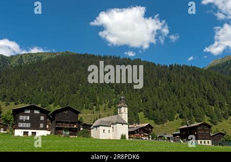 Blick auf das Dorf mit Wohngebäuden, Granar und Kirche, Gluringen, Goms, Wallis, Die Schweiz Stockfoto