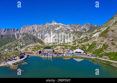 Blick von der Great St. Bernhard Pass über den Bergsee Lac du Grand-St-Bernard zu den italienischen Alpen, Bourg-Saint-Bernard, Wallis, Schweiz Stockfoto