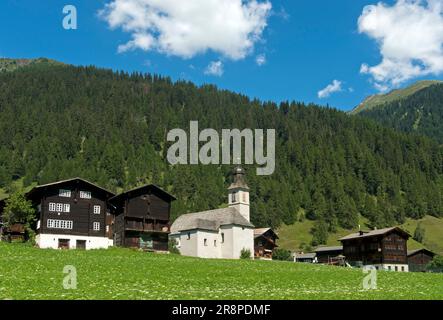 Blick auf das Dorf mit Wohngebäuden, Granar und Kirche, Gluringen, Goms, Wallis, Die Schweiz Stockfoto