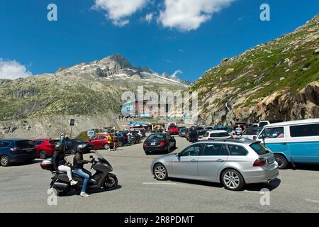 Stark frequentierter Parkplatz am Eingang zur Eisgrotte im Rhone-Gletscher, Furka-Pass, Belvédère, Obergoms, Wallis, Die Schweiz Stockfoto