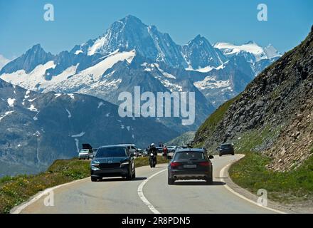 Alpenstraßen in der Schweiz, Aufstieg zum Furka Pass, Finsteraarhorn Gipfel, Furka Pass Road bei Gletsch, Obergoms, Wallis, Schweiz Stockfoto