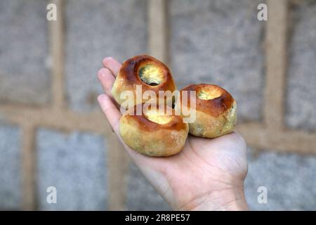 Gyeongju Bread (Hwangnam-ppang): Hier werden lokale Spezialitäten der koreanischen Küche angeboten. Kleines süßes Gebäck mit einer Füllung aus roter Bohnenpaste. Stockfoto