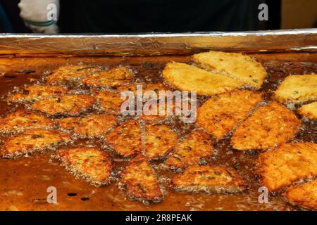 Koreanische Küche auf dem traditionellen Gwangjang-Markt in Seoul, Südkorea. Mungbohnen-Pfannkuchen namens bindaetteok. Stockfoto