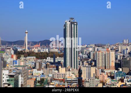 BUSAN, SÜDKOREA - 27. MÄRZ 2023: Stadtbild der Innenstadt von Busan mit Bezirk Jung (jung-gu) und Bezirk Seo-gu. Stockfoto