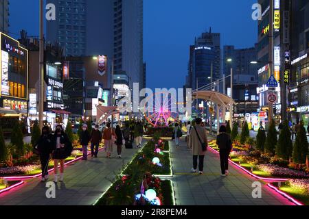 BUSAN, SÜDKOREA - 29. MÄRZ 2023: Besucher des abendlichen Haeundae-Viertels in Busan, Südkorea. Stockfoto