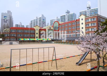 BUSAN, SÜDKOREA - 29. MÄRZ 2023: Shingok Grundschule, öffentliche Schule in Busan, Südkorea. Stockfoto