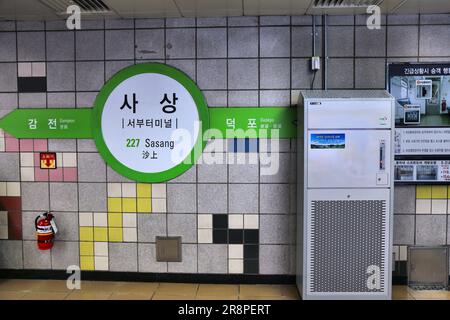 BUSAN, SÜDKOREA - 30. MÄRZ 2023: Luftreiniger an der U-Bahn-Station Busan in Südkorea. Stockfoto