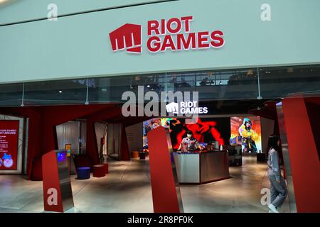 SEOUL, SÜDKOREA - 10. APRIL 2023: Riot Games Arcade in Seoul Incheon Airport. Riot Games ist der Entwickler der League of Legends and Valorant. Stockfoto