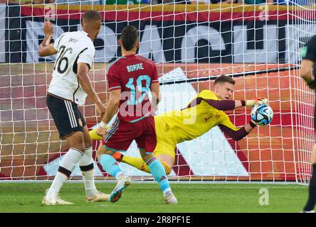 Rafael Borre, Columbia Nr. 19, kämpft um den Ball, Tackling, Duell, Header, zweikampf, Action, Fight Against Marc-Andre ter STEGEN, DFB 1 Malick Thiaw, DFB 26 im Freundschaftsspiel DEUTSCHLAND - KOLUMBIEN 0-2 DEUTSCHLAND - KOLUMBIEN 0-2 Vorbereitung der Europameisterschaft 2024 in Deutschland, Staffel 2023/2024, am 20. Juni 2023 in Gelsenkirchen, Deutschland. © Peter Schatz / Alamy Live News Stockfoto