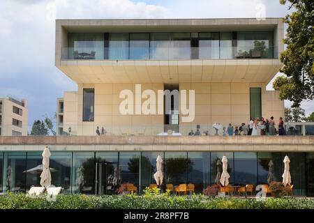 VELDEN AM WORTHER SEE, ÖSTERREICH - 12. AUGUST 2022: Moderner Veranstaltungsort im Ferienort Velden am Worther See in Kärnten, Österreich. Stockfoto