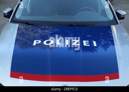 SALZBURG, ÖSTERREICH - 4. AUGUST 2022: Österreichische Polizei Skoda Octavia Auto in Salzburg, Österreich geparkt. Stockfoto