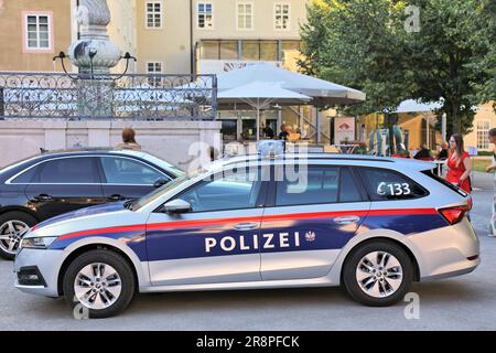 SALZBURG, ÖSTERREICH - 4. AUGUST 2022: Österreichische Polizei Skoda Octavia Auto in Salzburg, Österreich geparkt. Stockfoto