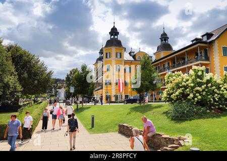 VELDEN AM WORTHER SEE, ÖSTERREICH - 12. AUGUST 2022: Besucher des Resorts Velden am Worther See in Kärnten, Österreich. Stockfoto