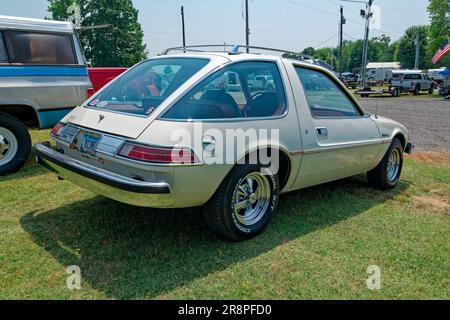 Rückseitenansicht Nahaufnahme eines restaurierten AMC Pacer Automobils aus dem späten 1970er. Jahrhundert in den ursprünglichen Zustand zurückversetzt, wobei einige Modifikationen im Freien geparkt wurden Stockfoto