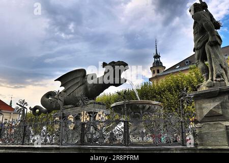 Wahrzeichen der Stadt Klagenfurt in Österreich. Mittelalterlicher Lindwurm-Drachenbrunnen aus dem Jahr 1500s. Stockfoto