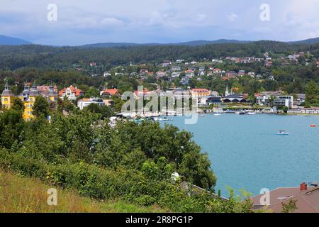 Worthersee Bergsee in den österreichischen Alpen. Österreich Landschaft im Bundesland Kärnten. Stadt Velden am Worther See. Stockfoto