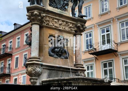 Bad Ischl Kurort am Fluss Traun in Osterreich. Brunnen in der Altstadt von Bad Ischl. Salzkammergut. Stockfoto