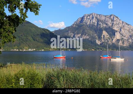 Segelboote auf dem Traunsee in den österreichischen Alpen. Osterreichische Landschaft im Raum Salzkammergut. Der Traunsee. Stockfoto